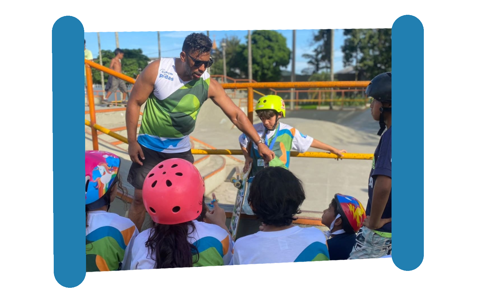 Um professor e duas crianças com skate