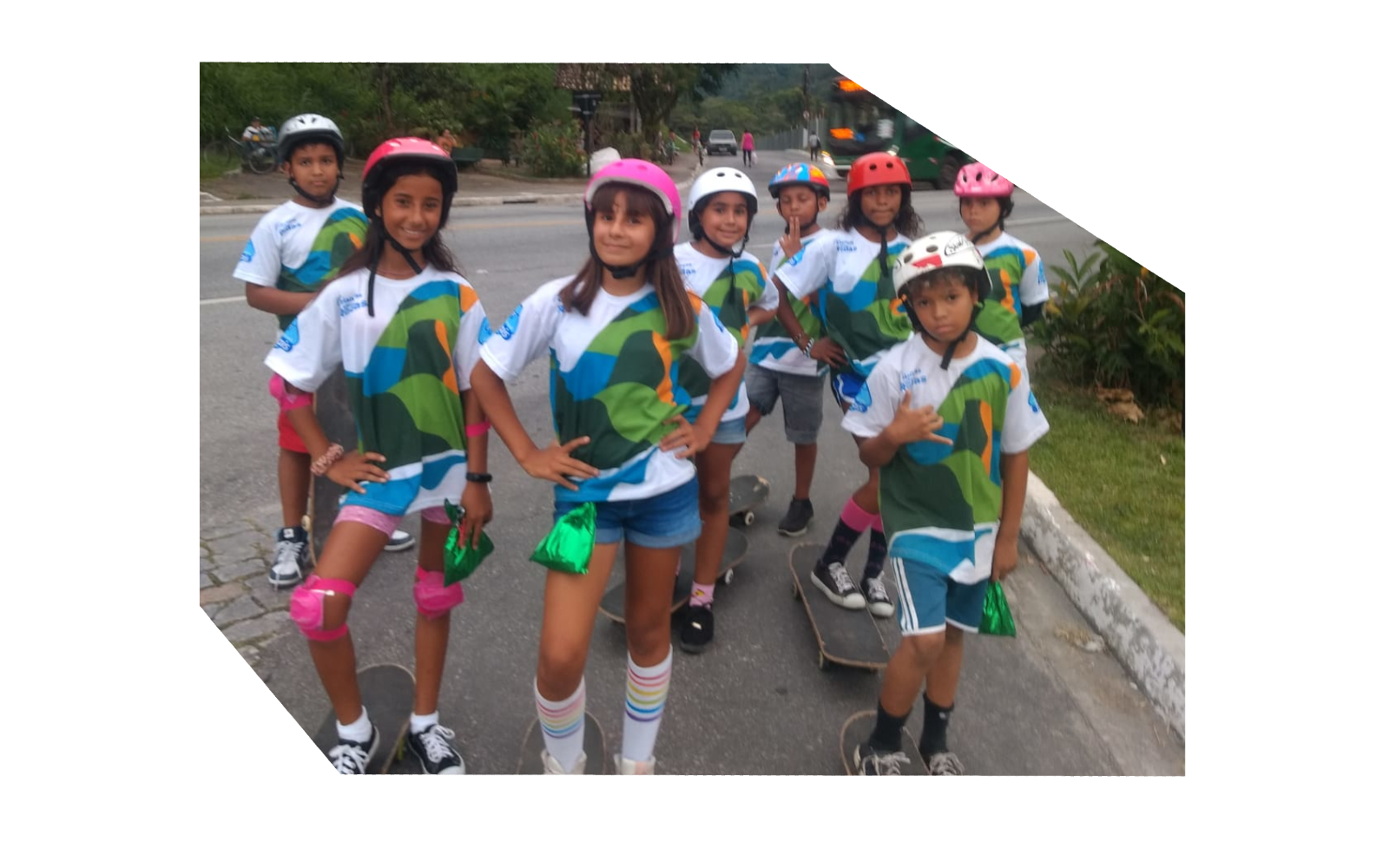 grupo de crianças na rua com equipamentos de skate