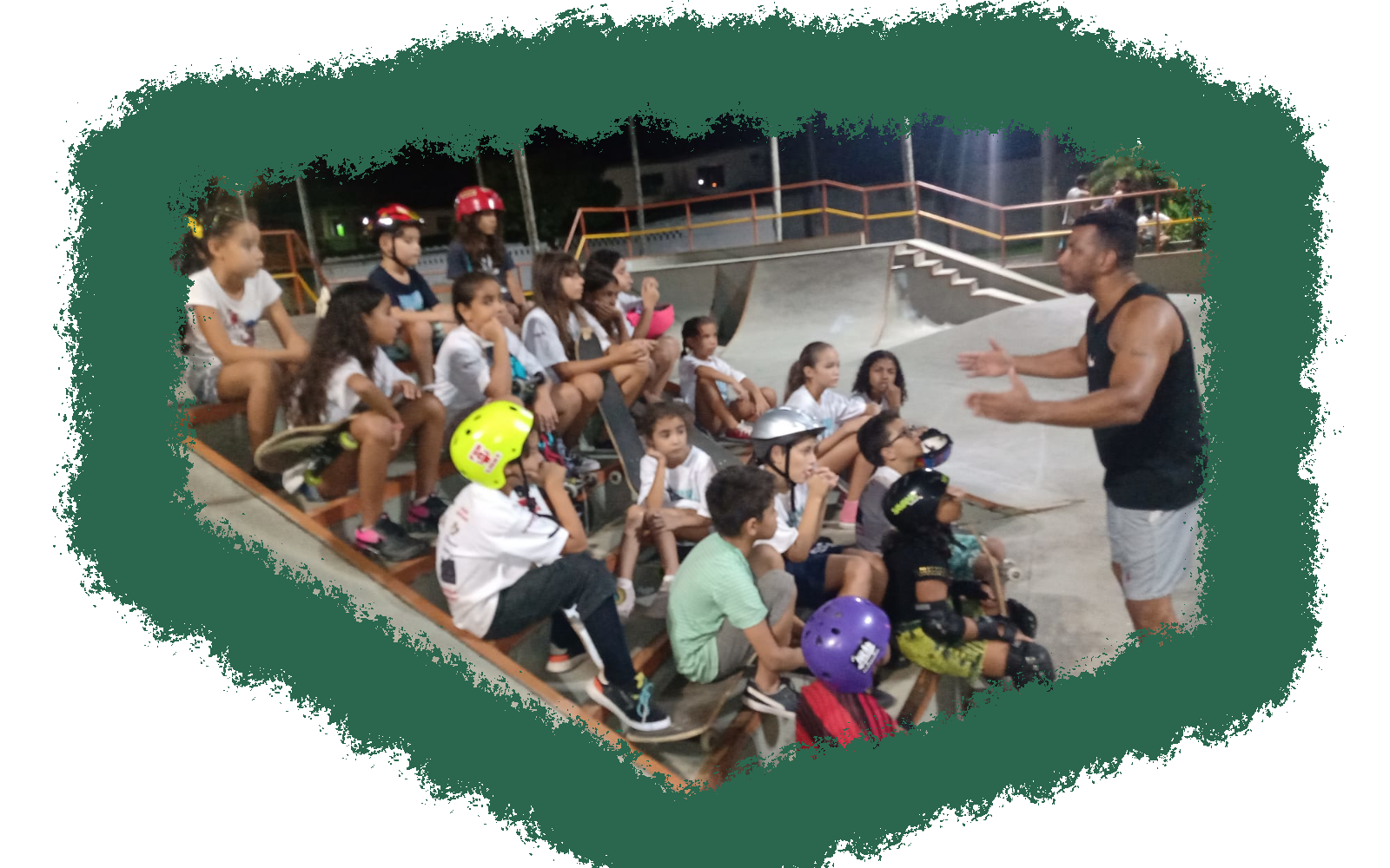 grupo de crianças em uma aula de skate