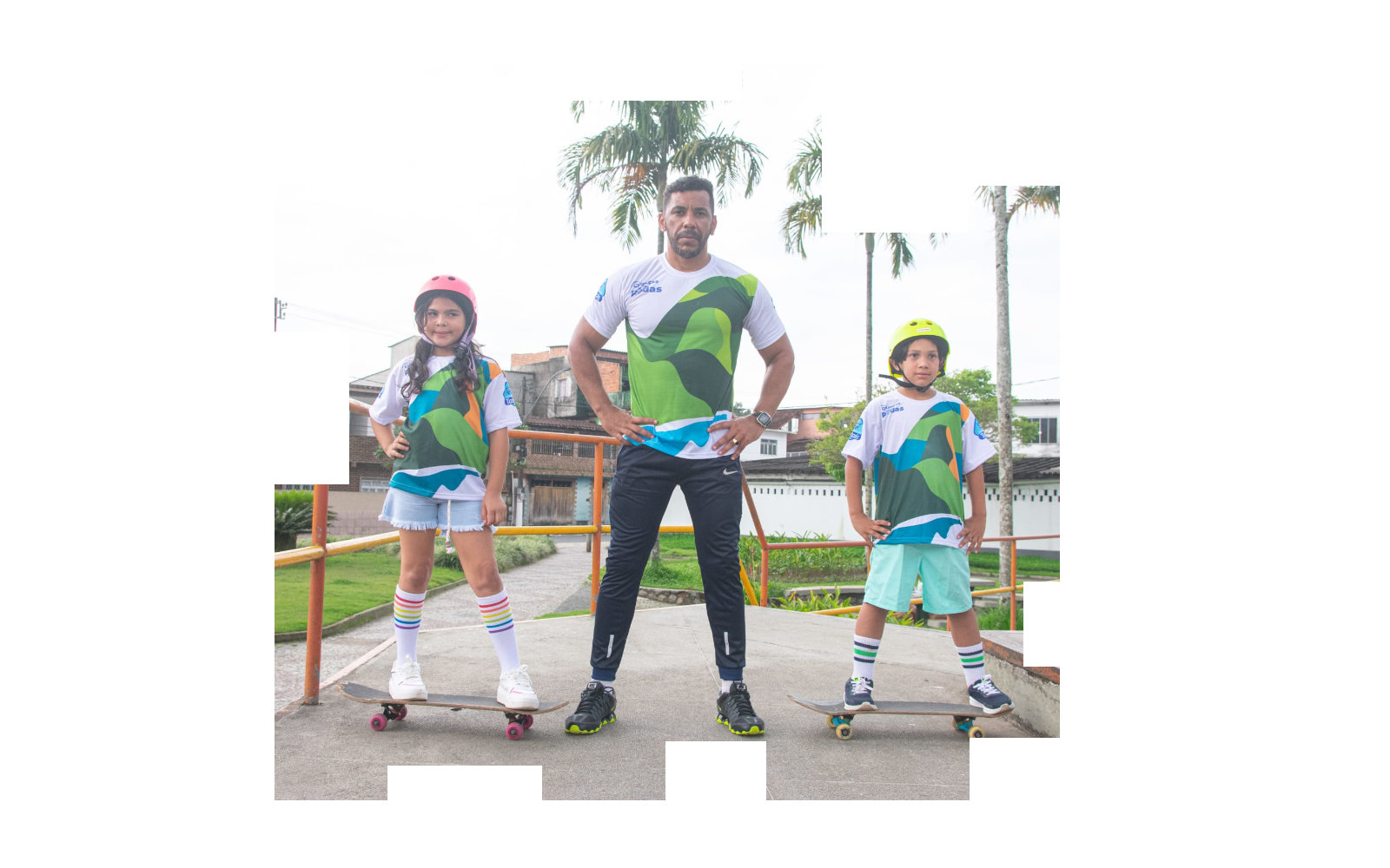 professor e dois alunos segurando skates